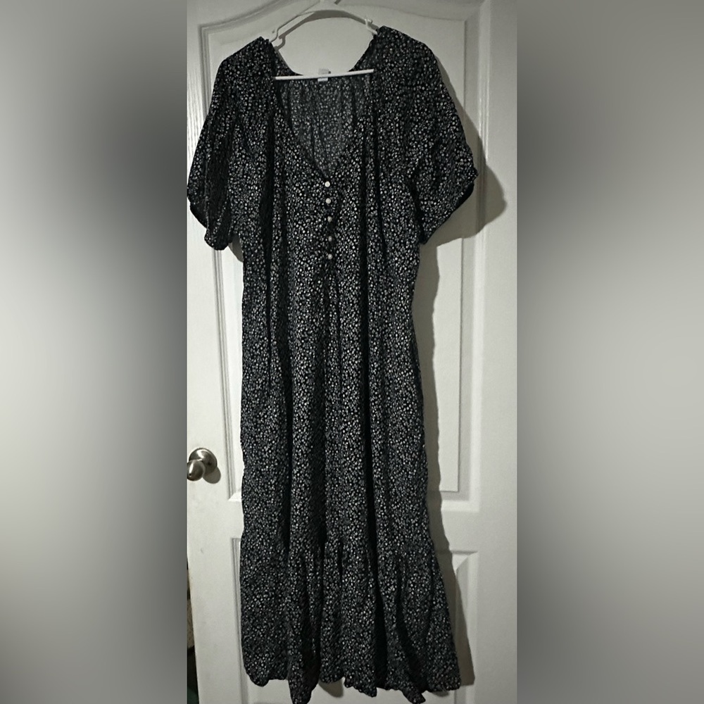 Elegant Black and White Floral short Sleeve Dress